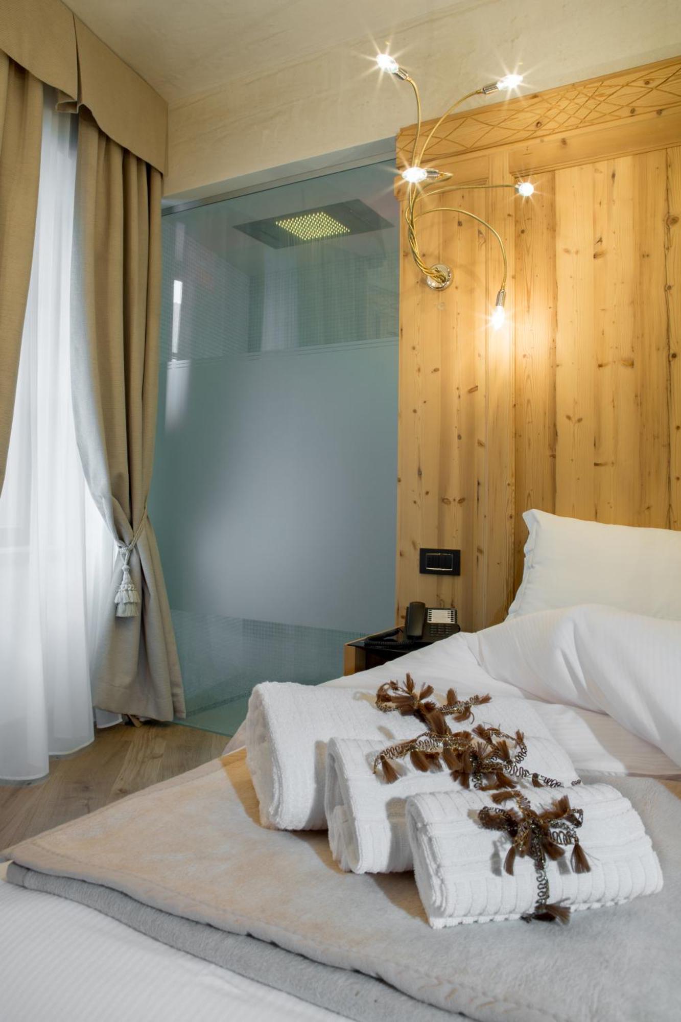 Hotel Orso Grigio Cavalese Exteriör bild