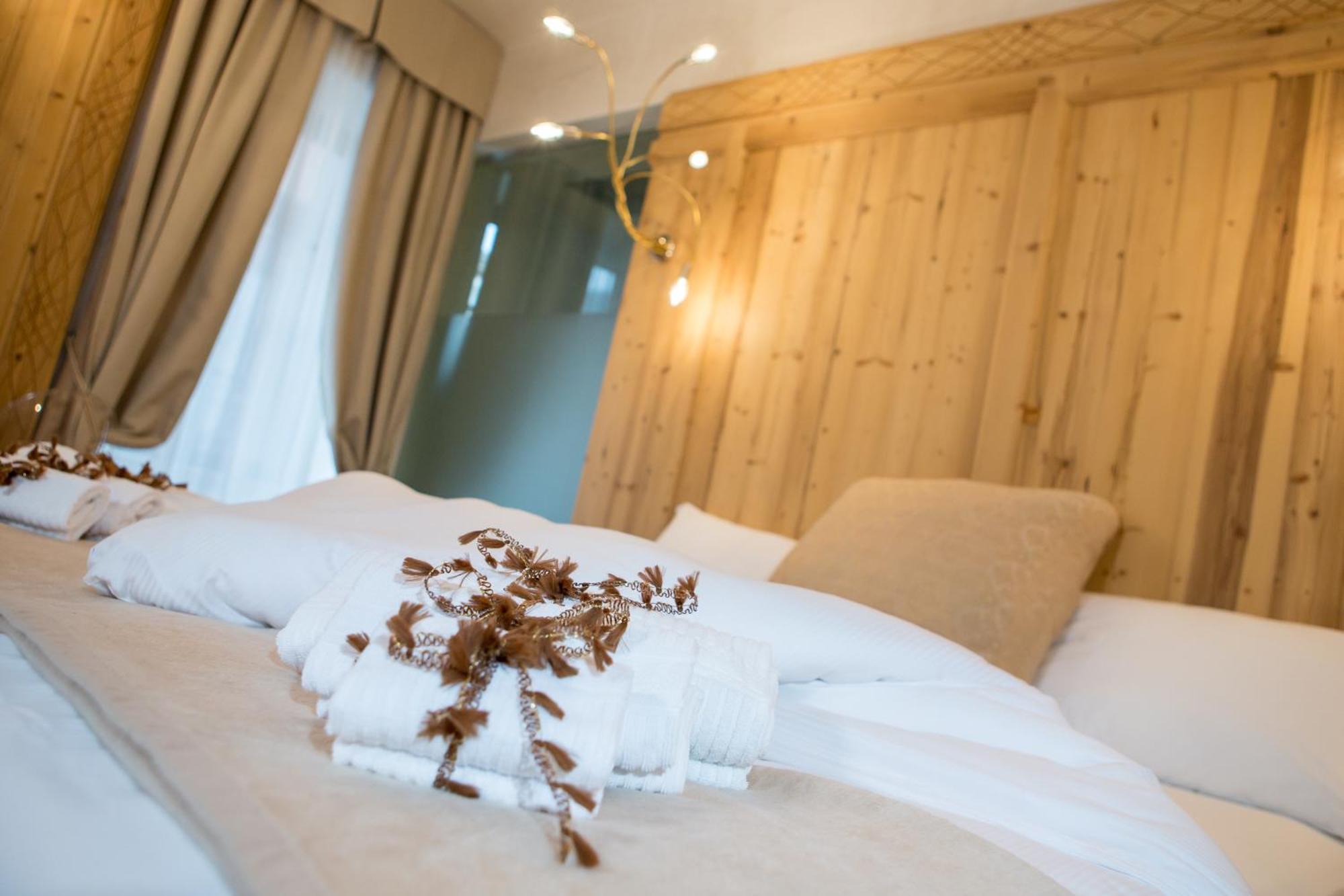 Hotel Orso Grigio Cavalese Exteriör bild